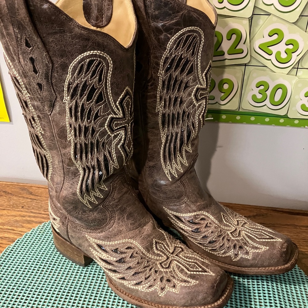 Corral women’s boots! Cross on the front. Beautiful! Great  condition. size 8.5. - Picture 2 of 9
